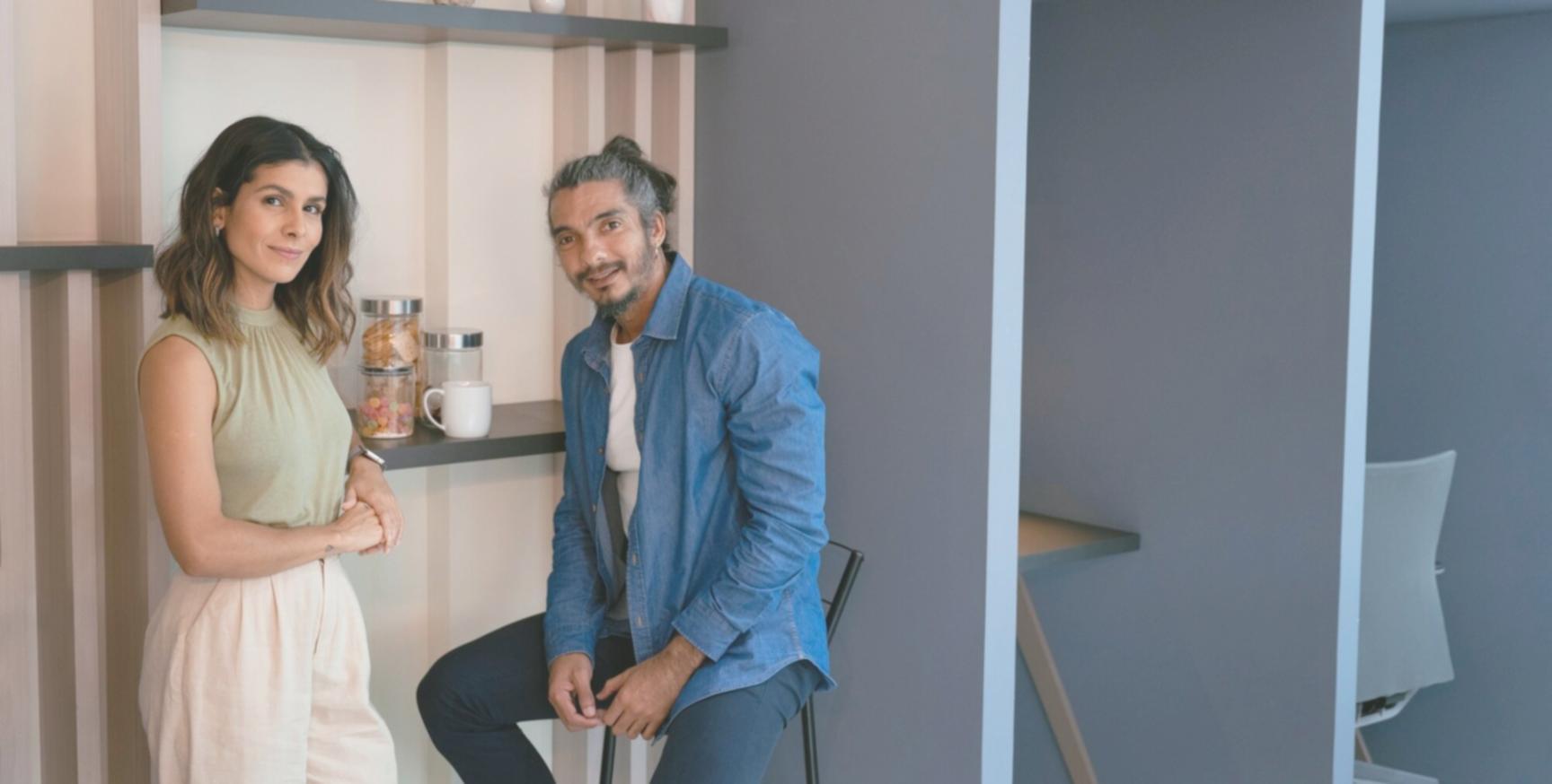 Equipo zeniqoravelo trabajando en estrategias financieras personalizadas